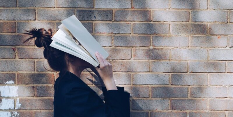 koszty self-publishingu - kobieta z książką