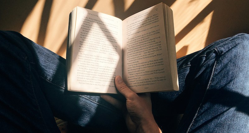 osoba z książką - raport